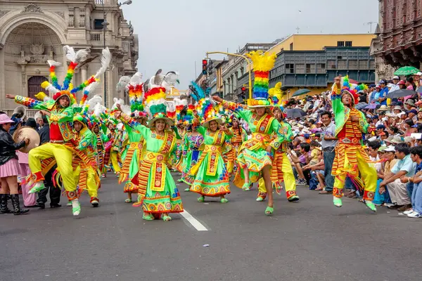 Lima, Peru geçit töreninde, Candelaria festivali ve tipik kostümlerle halk dansları.