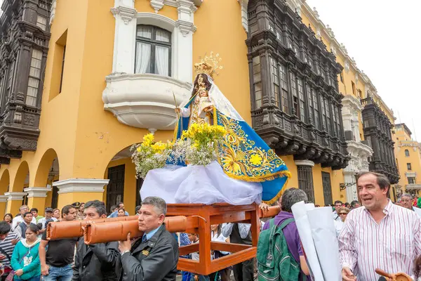 리마의 퍼레이드에서 전형적인 의상을 칸델라리아 축제와 — 스톡 사진