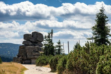 Polonya 'nın Karkonosze dağlarındaki Szrenica tepesinin aşağısındaki yürüyüş parkurundan Çek Cumhuriyeti sınırlarına yakın mavi gökyüzü manzarası