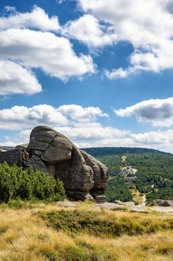 Polonya 'nın Karkonosze dağlarındaki Szrenica tepesinin aşağısındaki yürüyüş parkurundan Çek Cumhuriyeti sınırlarına yakın mavi gökyüzü manzarası