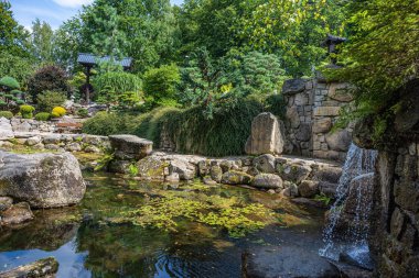 Polonya 'nın Karpacz kentindeki Siruwia Japon Bahçesi' nde güzel düzenlenmiş ve sergilenmiş huzurlu zen bahçesi.