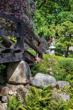 Polonya 'nın Karpacz kentindeki Siruwia Japon Bahçesi' nde güzel düzenlenmiş ve sergilenmiş huzurlu zen bahçesi.