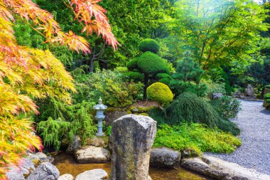 Polonya 'nın Karpacz kentindeki Siruwia Japon Bahçesi' nde güzel düzenlenmiş ve sergilenmiş huzurlu zen bahçesi.
