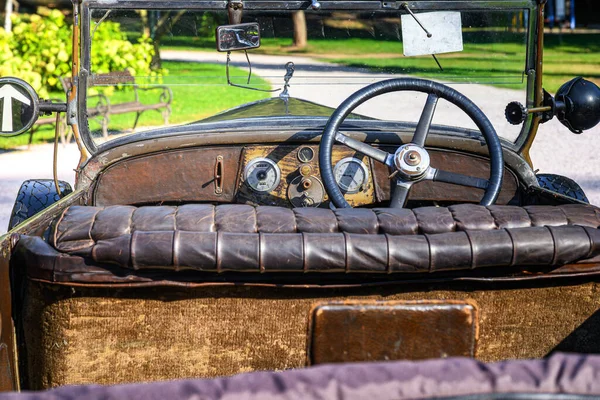 Hradec Kralove, Çek Cumhuriyeti - 5 Eylül 2025: Klasik araba ve motosikletlerin halka açık sergisi. - Evet. Klasik Avrupa ve Amerikan araba koleksiyonu. 