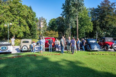 Hradec Kralove, Çek Cumhuriyeti - 5 Eylül 2025: Klasik araba ve motosikletlerin halka açık sergisi. - Evet. Klasik Avrupa ve Amerikan araba koleksiyonu. 