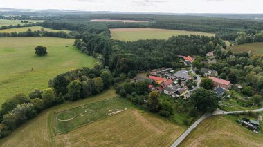 Tarlaların, çayırların, tarlaların ve sonbahar ormanlarının en üst görüntüsü. Dönen nehirleri olan Çek kırsal tarım arazisi. Drone görünümü.