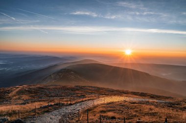 Snezka, dev dağları var. Krkonose. Snezka 'dan görüntü - en yüksek dağ. Çek Cumhuriyeti ve Polonya. Güzel sonbahar gündoğumu.