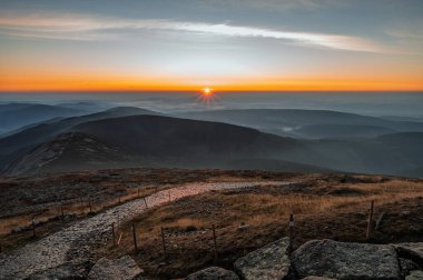 Snezka, dev dağları var. Krkonose. Snezka 'dan görüntü - en yüksek dağ. Çek Cumhuriyeti ve Polonya. Güzel sonbahar gündoğumu.