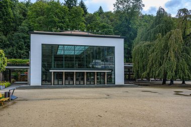 LUHACOVICE, CZECH REUBLIC - 14 Eylül 2025: Vincentka maden suyunun kaynağıyla yeniden inşa edilmiş bir salon ve müze çeşmesi.