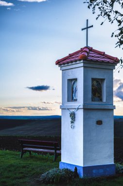 Svatoboriç yakınlarındaki süvariler, yağmurdan önceki sonbahar akşamları, Moravske Toskansko, Güney Moravya, Çek Cumhuriyeti.