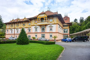 LUHACOVICE, CZECH REPUBLIC - 14 Eylül 2025: Bulutlu ve yağmurlu bir günde, Zlin Bölgesi 'nde kaplıca sütununun yanında Duan Jurkovi' nin Güzel Sanat Evi (Jurkoviv dm)
