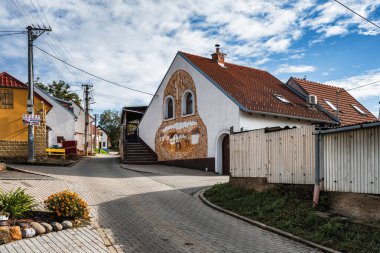 MUTENICE (MUTNICE), CZECH REPUBLIC 15 Eylül 2025: Güney Moravya motifleri ile güzel şarap mahzenleri, Güney Moravya Bölgesi (Jihomoravsk kraj)