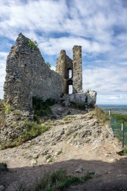 Ortaçağ Yetim Kalesi 'nin kalıntıları veya Sirotci Hradek, güneşli yaz gününde St. Jacob Yolu, Gotik kale, Palava Bölgesi' nde kale. Kalenin eski taş kalıntıları 