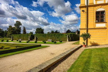 Jaromerice nad Rokytnou, Çek Cumhuriyeti 17 Eylül 2025: bitişik parkı, çeşmeleri, bankları, heykelleri ve bulutlu gökyüzünü içeren Jaromouse nad Rokytnou Kalesi manzarası.