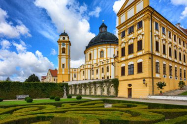 Jaromerice nad Rokytnou, Çek Cumhuriyeti 17 Eylül 2025: bitişik parkı, çeşmeleri, bankları, heykelleri ve bulutlu gökyüzünü içeren Jaromouse nad Rokytnou Kalesi manzarası.