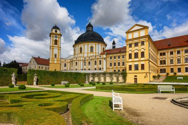 Jaromerice nad Rokytnou, Çek Cumhuriyeti 17 Eylül 2025: bitişik parkı, çeşmeleri, bankları, heykelleri ve bulutlu gökyüzünü içeren Jaromouse nad Rokytnou Kalesi manzarası.