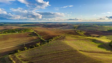İHA görüntüsü. Çek Cumhuriyeti 'nin Hodonin kentindeki Svatoborice köyü yakınlarındaki Moravya tarlaları