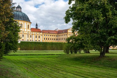 Jaromerice nad Rokytnou - 15 Eylül 2025: bitişik park, çeşme, banklar ve hafif bulutlu Eylül gökyüzü ile Jaromouse nad Rokytnou şatosu görüntüsü.