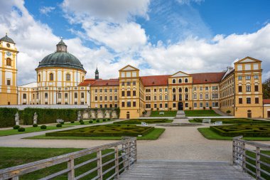 Jaromerice nad Rokytnou - 15 Eylül 2025: bitişik park, çeşme, banklar ve hafif bulutlu Eylül gökyüzü ile Jaromouse nad Rokytnou şatosu görüntüsü.