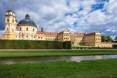 Jaromerice nad Rokytnou, Çek Cumhuriyeti - 17 Eylül 2025: Bahçeleri ve kilisesi olan Barok Jaromice Kalesi, Vysoina bölgesinde tarihi eser ve kültür abidesi. Avrupa Mirası Bölgesi.