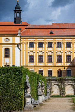 Jaromerice nad Rokytnou, Çek Cumhuriyeti - 17 Eylül 2025: Bahçeleri ve kilisesi olan Barok Jaromice Kalesi, Vysoina bölgesinde tarihi eser ve kültür abidesi. Avrupa Mirası Bölgesi.