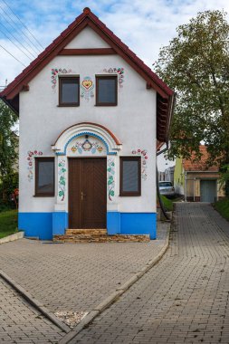 MUTENICE, CZECH REPUBLIC 15 Eylül 2025: Güney Moravya Bölgesi 'ndeki halk motifleri ile kiler kapısı etrafında güzel bir çerçeve.