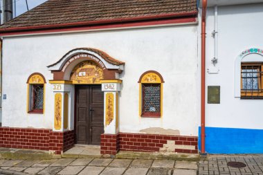 MUTENICE, CZECH REPUBLIC 15 Eylül 2025: Güney Moravya Bölgesi 'ndeki halk motifleri ile kiler kapısı etrafında güzel bir çerçeve.