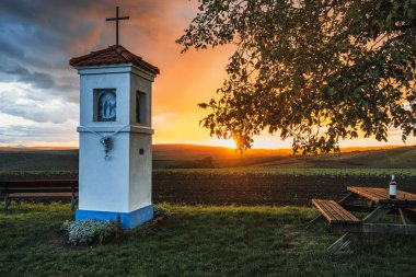 Svatoborice, CZECH REPUBLIC - 14 Eylül 2025: Svatoboric yakınlarındaki Calvary, yağmurdan önceki sonbahar akşamı, Moravske Toskansko, Güney Moravya, Çek Cumhuriyeti. Güzel ve dramatik gün batımı.