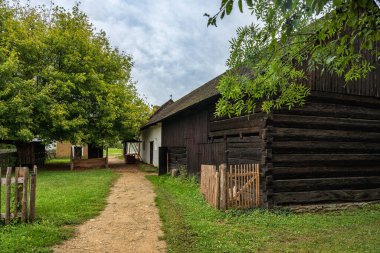 Güney Moravya 'dan geleneksel kerpiç ve ahşap evler. Strnice, Çek Cumhuriyeti, Avrupa Açık Hava Müzesi.