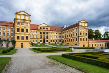 Jaromerice nad Rokytnou, Çek Cumhuriyeti - 17 Eylül 2025: Jaromerice nad Rokytnou barok ve 18. yüzyıldan kalma Rönesans kalesi, Güney Moravya, Çek Cumhuriyeti, Orta Avrupa