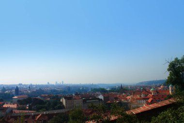 Prag 'ın muhteşem şehri ve mavi gökyüzü. Çek Cumhuriyeti.
