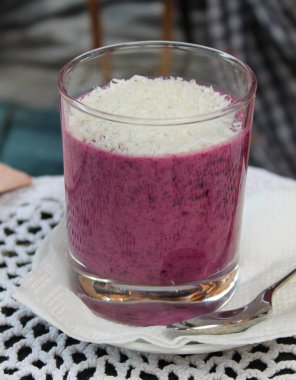 Bardakta hindistan cevizi serpiştirilmiş dut püresi..