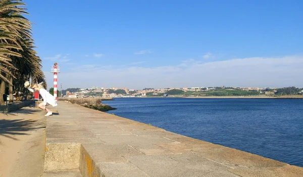 Blond Het Wit Bij Atlantische Oceaan Met Een Hoed Porto — Stockfoto