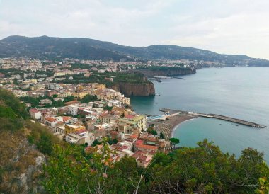 Eski şehrin ve Napoli Denizi 'nin panoramik manzarası. İtalya manzarası.