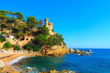 Lloret de Mar Kalesi ve kumsal güneşli bir günde