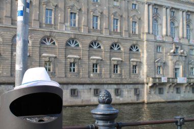 Berlin 'deki kanal boyunca unutulmuş şapka.