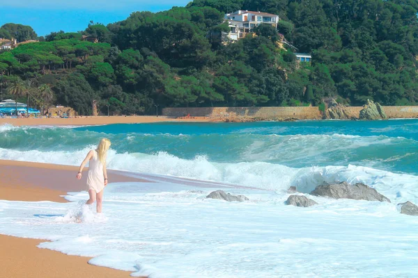 Una Hermosa Chica Rubia Delgada Está Caminando Largo Costa Mediterránea — Foto de Stock