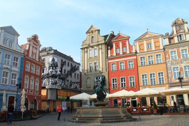 POZNAN, POLAND - 06 EKİM 2015: Eski Poznan kentinin mimarisi. Polonya.