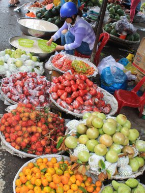 NHA TRANG, VİETNAM - 11 Şubat 2017: Bir kadın meyve satıyor. Asya. Nha Trang, Vietnam.