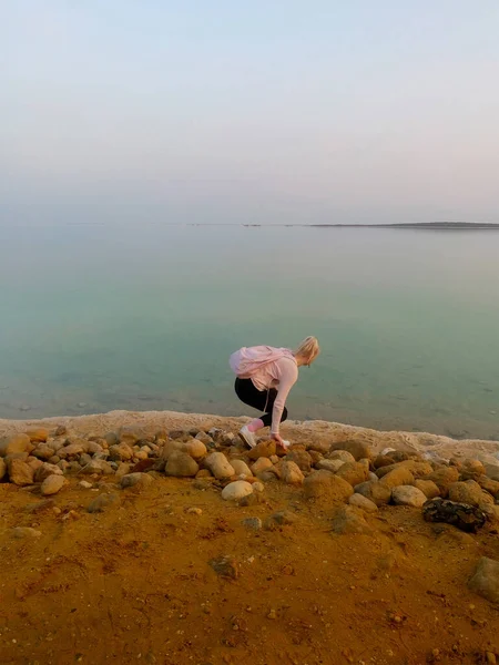 Menina Com Uma Mochila Rosa Fundo Mar Morto Israel Visão — Fotografia de Stock