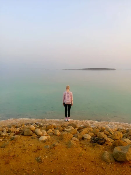 Menina Com Uma Mochila Rosa Fundo Mar Morto Israel Visão — Fotografia de Stock