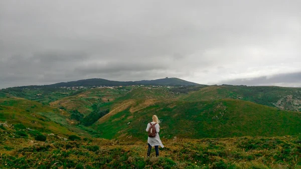 Ξανθιά Τουρίστρια Φόντο Βουνών Όμορφο Τοπίο Μια Γυναίκα Cabo Roca — Φωτογραφία Αρχείου