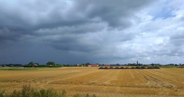 Hasattan sonra tarlayı görmek. Yağmurdan önce karanlık gökyüzü.