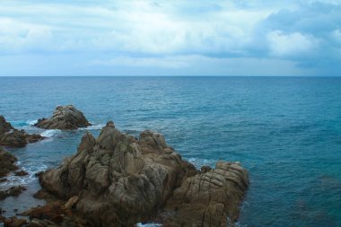 Lloret de Mar 'daki Akdeniz kıyısındaki kayalıkların manzarası. Katalonya. İspanya.