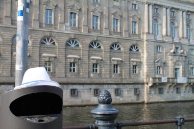 Berlin 'deki kanal boyunca unutulmuş şapka.