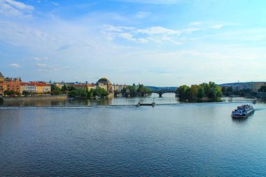 Yazın Vltava nehrinin manzarası. Prag 'da. Çek Cumhuriyeti