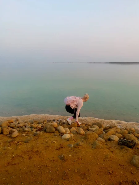 Menina Com Uma Mochila Rosa Fundo Mar Morto Israel Visão — Fotografia de Stock