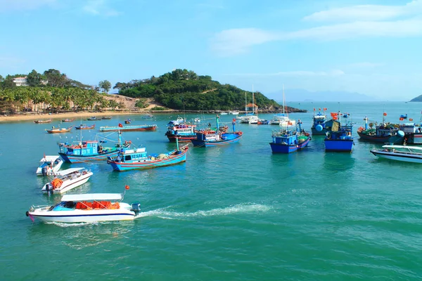 ベトナムのニャチャン市でボートやセーリングボートとの堤防 — ストック写真