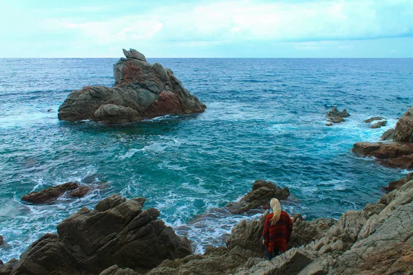 Blond Flicka Sten Poncho Tittar Havet Medelhavets Kust Lloret Mar — Stockfoto