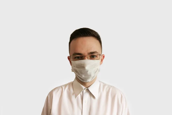 Porträtt Man Engångsmask Och Glasögon Vit Bakgrund Läkare Mask Och — Stockfoto